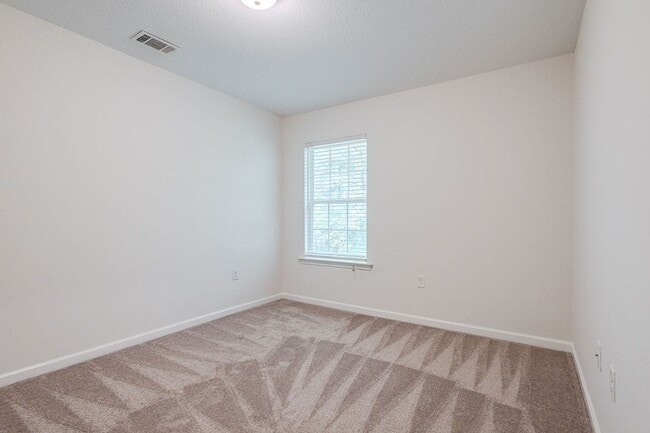 Building Photo - Spacious 3BR Townhome with Main-Level Primary Suite