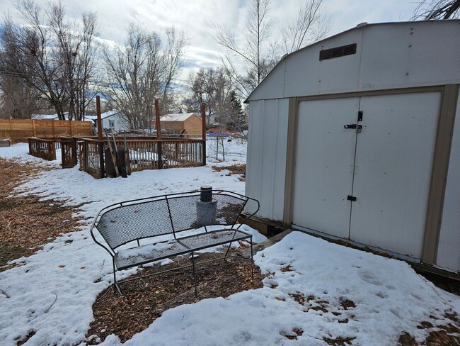 Building Photo - Adorable Light and Bright Refinished 2 Bed...