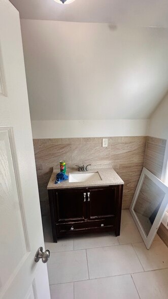 Building Photo - 5115 E Roosevelt Blvd