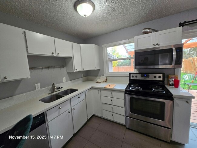 Building Photo - 3870 SW 144th Ave