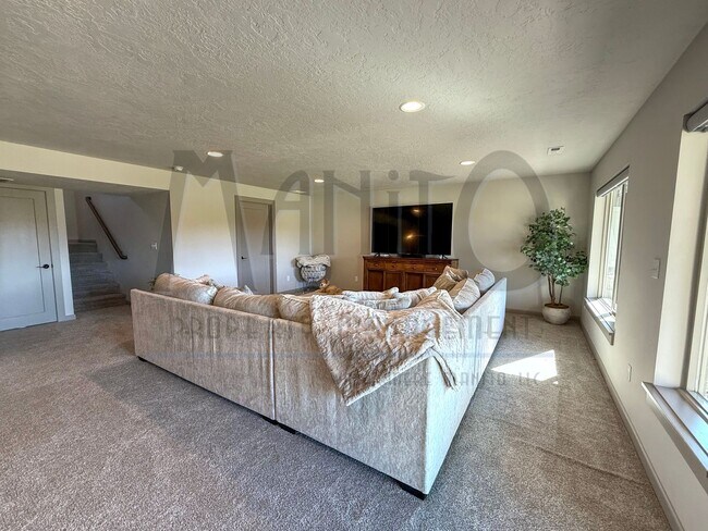 Building Photo - Spacious Eagle Ridge Home