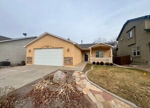 Building Photo - Beautiful home in with Stunning Mountain Views