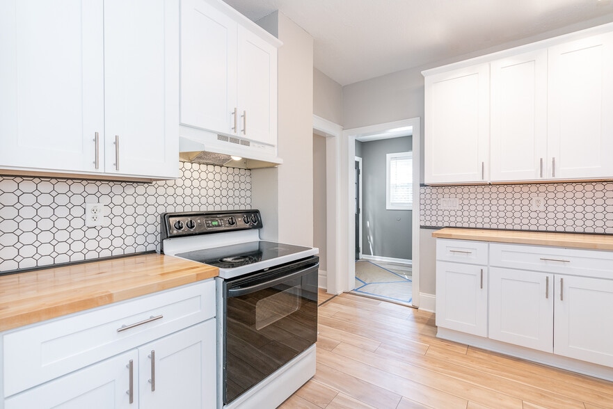 Kitchen - 2435 Summit St