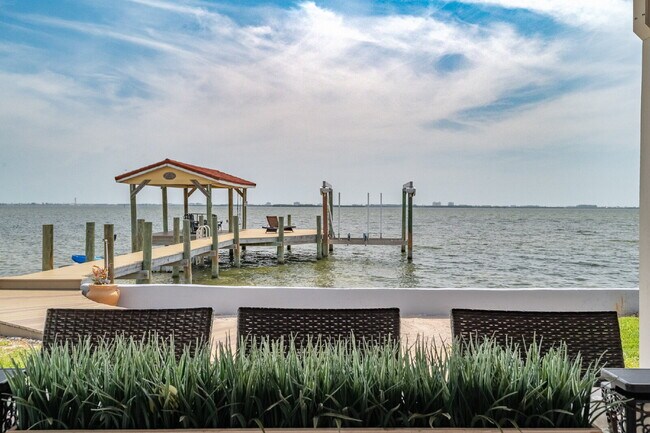 Building Photo - Gorgeous Riverfront 3/2 with dock!!