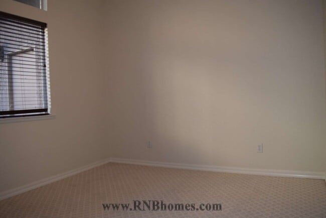 Building Photo - 303 Ironwood Cir