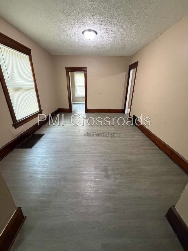 Building Photo - 932 Roslyn Ave SW
