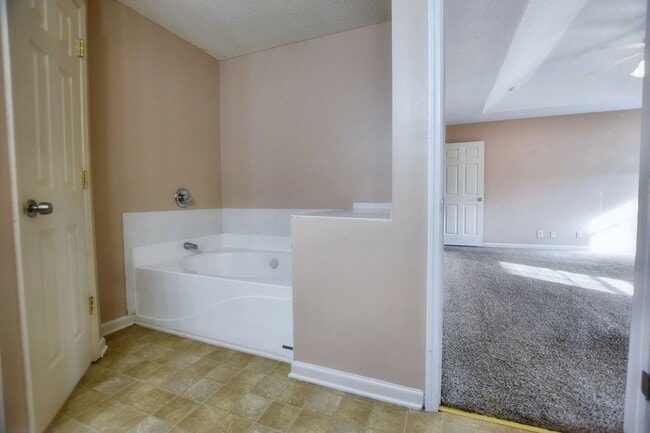 Building Photo - Pet Friendly Three Bedroom with Bonus!