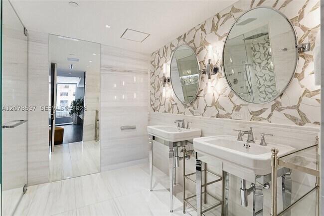 Building Photo - 5875 Collins Ave