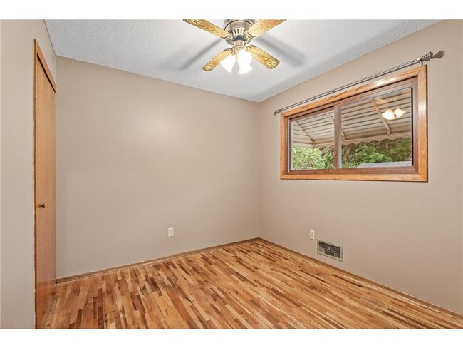 Building Photo - Classic, charming character *3Bd*2Bath*1 D...