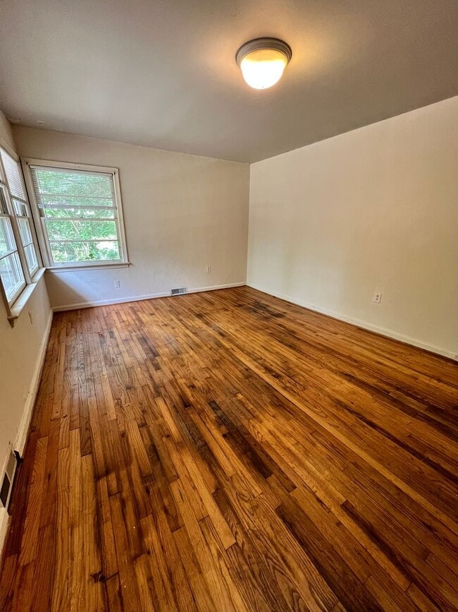 Building Photo - 204 Pine Ln