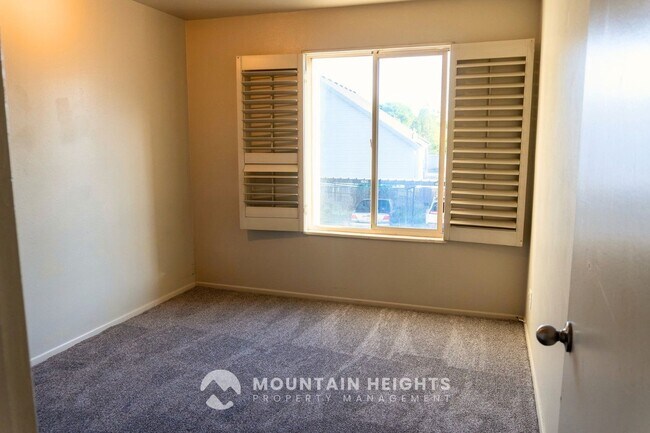 Building Photo - 415 E Creekside Cir