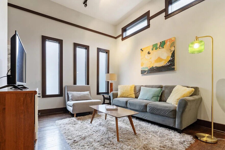 Primary Photo - 1208 E Thomas St