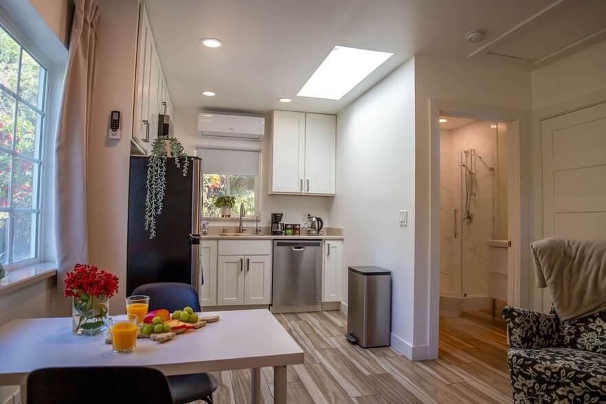 Building Photo - 5553 Yerba Anita Dr