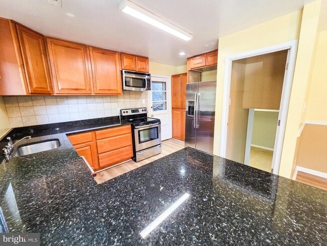 Building Photo - 305 Hillsboro Dr