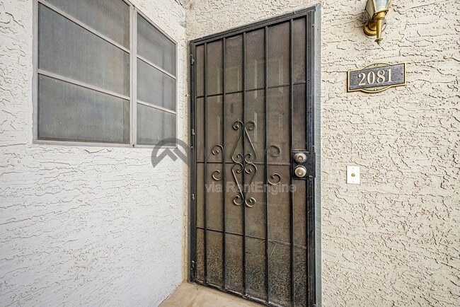 Building Photo - 533 W Guadalupe Rd