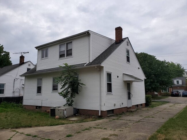 Building Photo - Charming 4-Bedroom Property in Prime Location