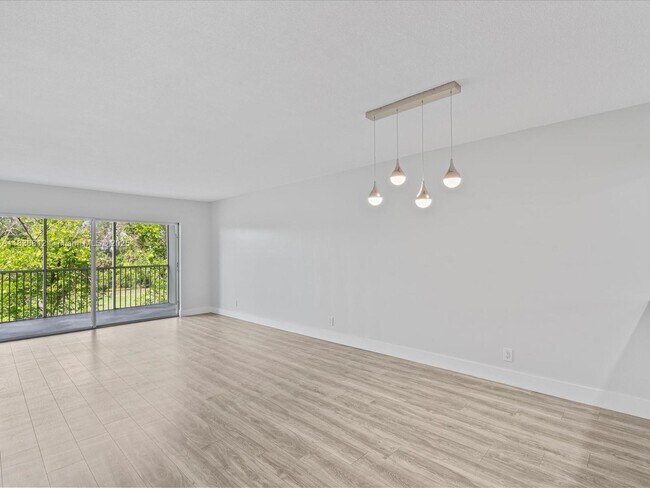Building Photo - 3150 N Palm Aire Dr