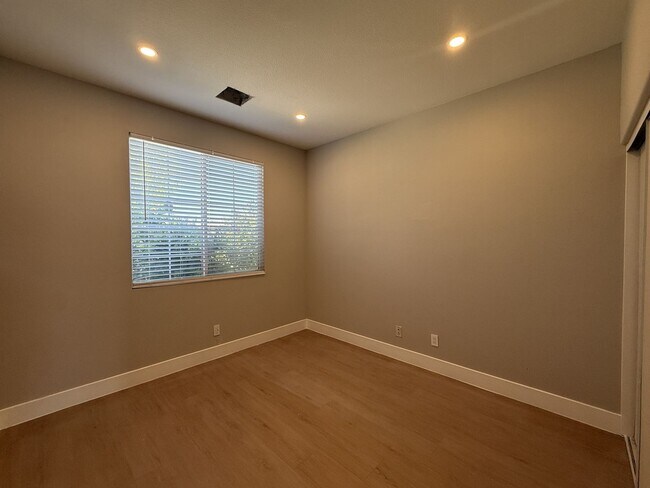 Building Photo - Lancaster Remodeled 3 bedroom - Available Now!