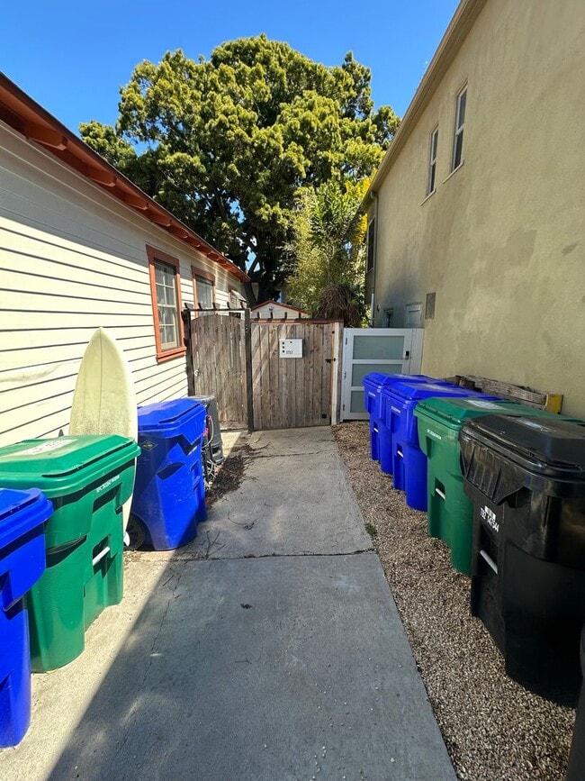 Building Photo - Charming 3 Bedroom 2 bathroom back house in the heart of San Diego's most desirable neighborhoods!