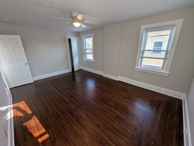 Building Photo - Beautiful 2 bedroom house with large yard, off street parking.  Ready to move in!