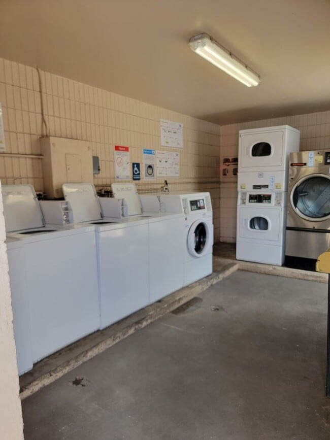 Building Photo - Parking, Large Lanai, Desirable location (RRLLC)