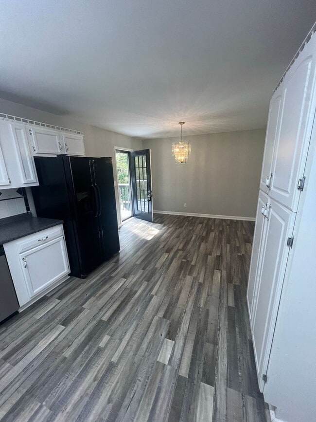 Building Photo - Charming 3-Bedroom, 2-Bath Home with Finis...