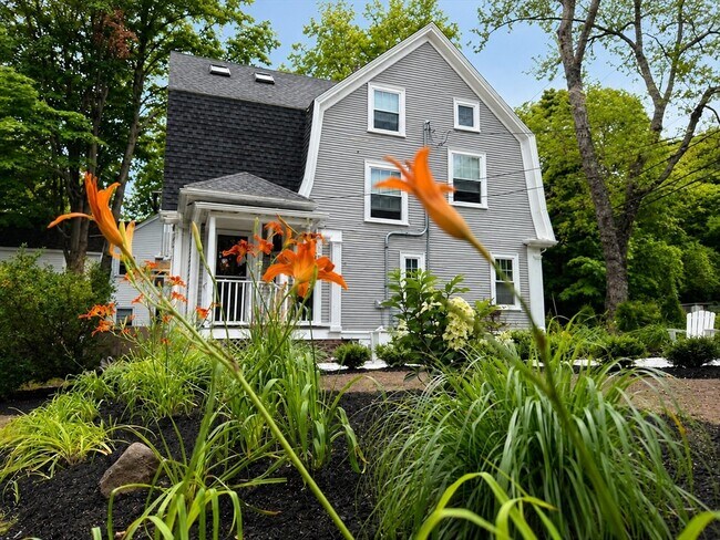 Building Photo - 247 Hale St
