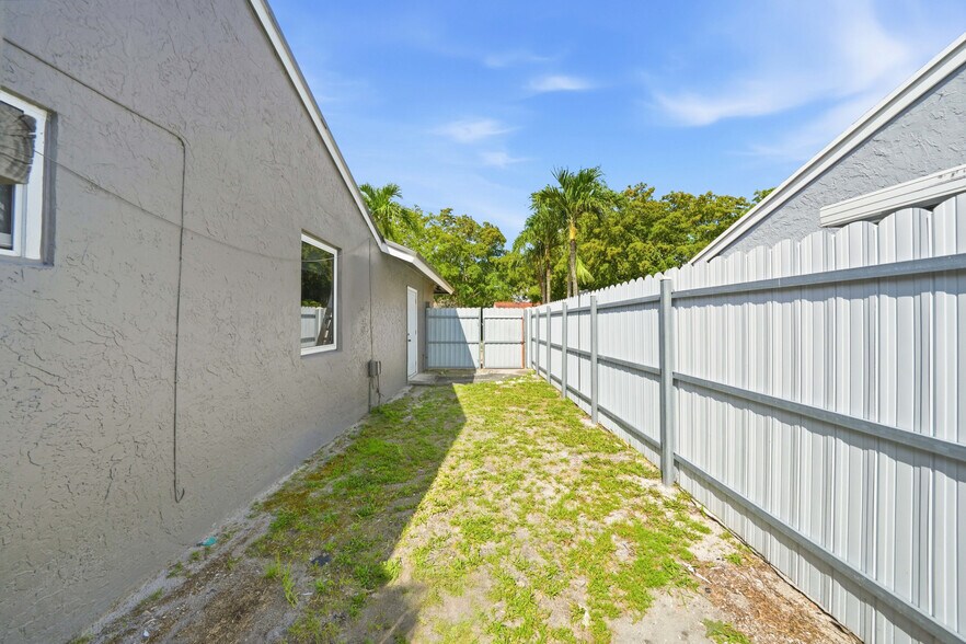 Building Photo - 19655 NW 62nd Ct