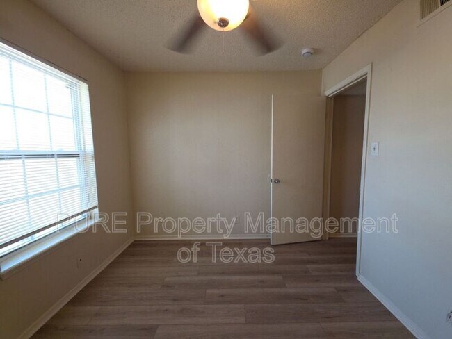 Building Photo - 5808 Wellington Dr