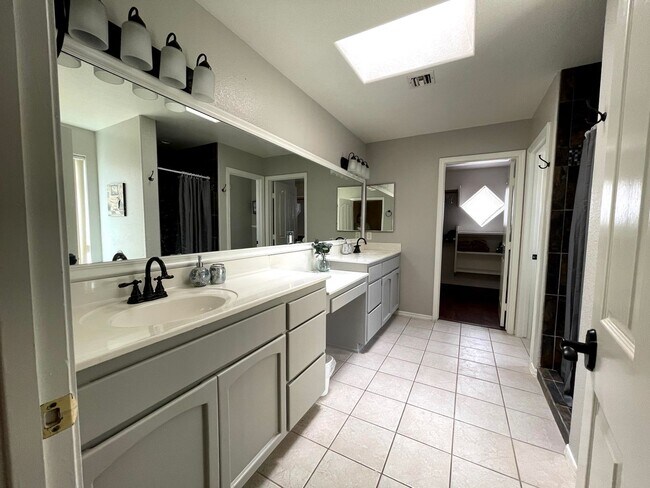 Building Photo - Fully furnished Rental Available Now