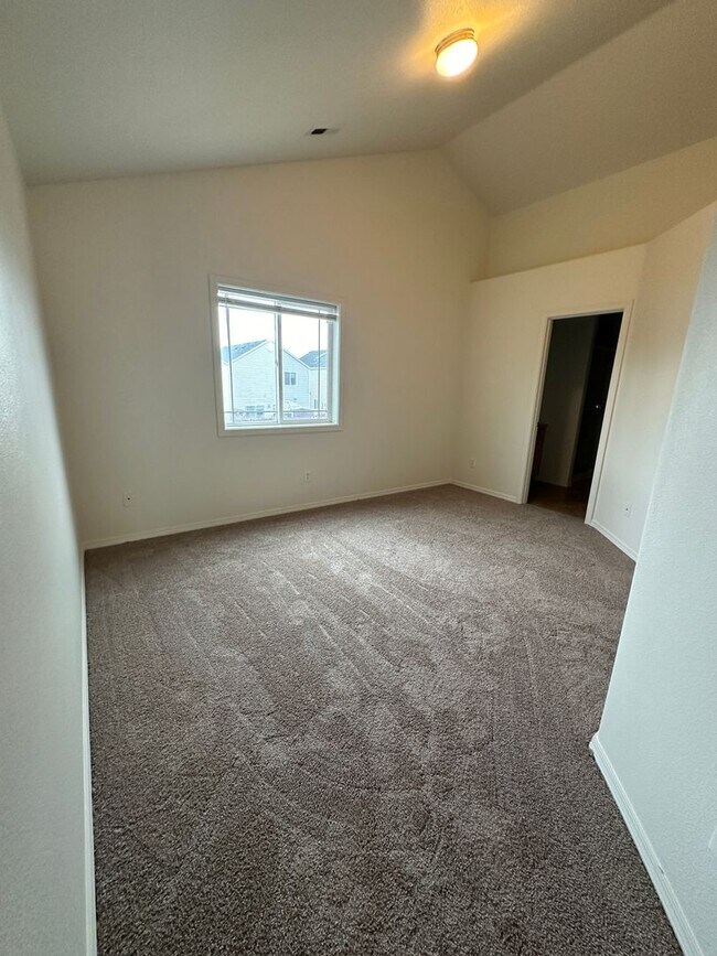 Building Photo - Spacious 2 bed/2.5 bath with bonus room townhome off Road 68