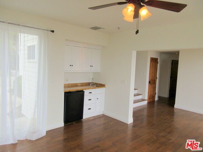 Building Photo - 7012 Birdview Ave