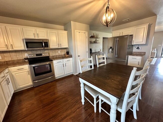 Building Photo - For Rent: Charming 3 Bed, 2 Bath Home in M...