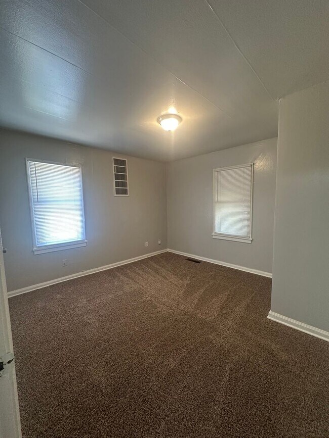 Building Photo - 2 Bed, 1 Bath, 1 Car Garage