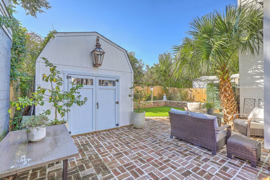 Building Photo - 38 Bogard St