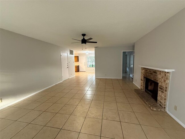 Building Photo - 502 Hedgewood Dr