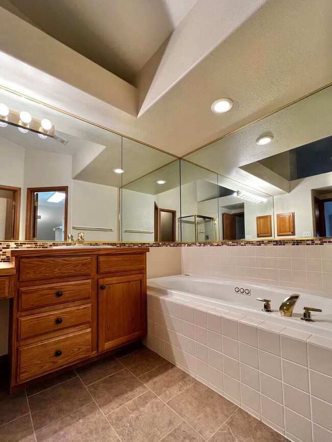 Building Photo - Stunning 4-Bedroom, 4-Bathroom Home in Sou...