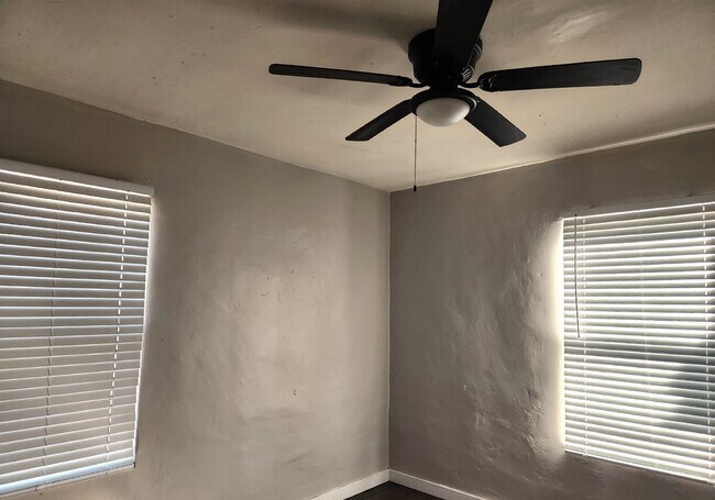 Building Photo - FABULOUS 2 BEDROOMS AND 1 BATHROOM FOR LEASE