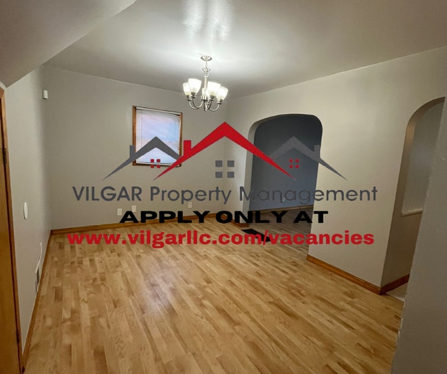 Building Photo - Step into comfort and style in this beauti...