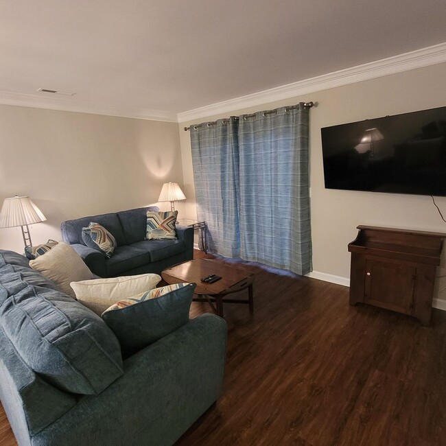 Building Photo - Furnished 3 BR, 3 BH Townhouse in Wilmington!