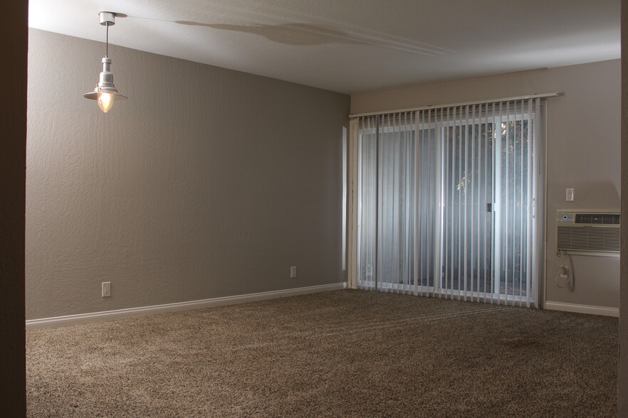 Living room - 1085 Murrieta Boulevard