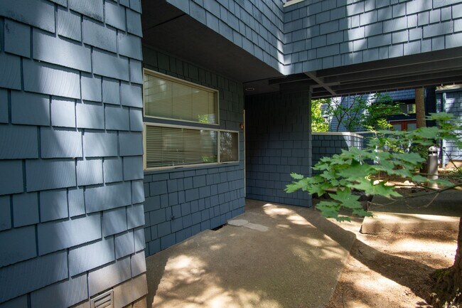 Building Photo - Get $500 OFF! Fantastic Lake Oswego 1Bdr w...