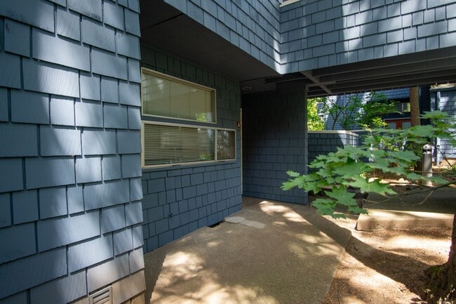 Building Photo - Get $500 OFF! Fantastic Lake Oswego 1Bdr w/Fireplace, Dishwasher, W/D & Patio!