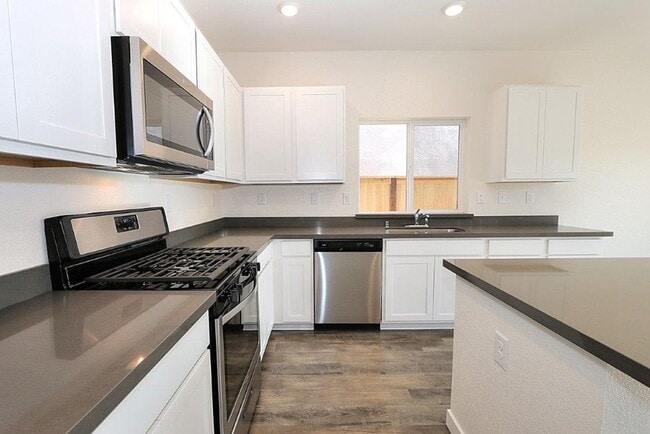 Building Photo - Beautiful Lincoln Home Available in May!