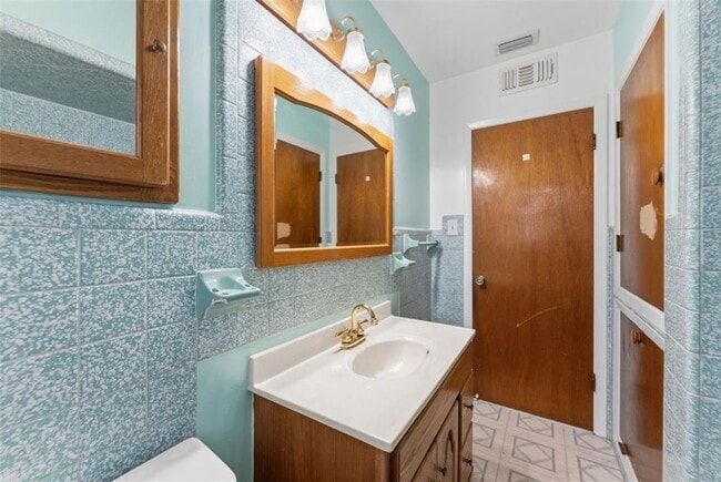 Building Photo - 2711 W Heiter St