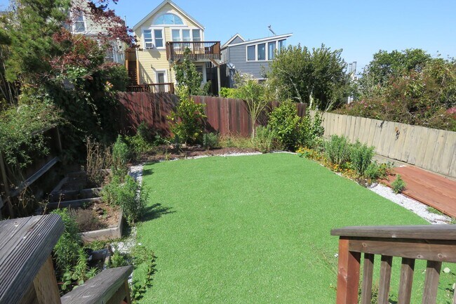 Building Photo - Updated Noe Valley House Available Now!