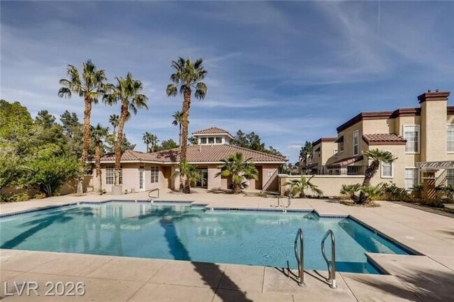 Building Photo - Fantastic NW second-floor unit with a welcoming layout and great natural flow!