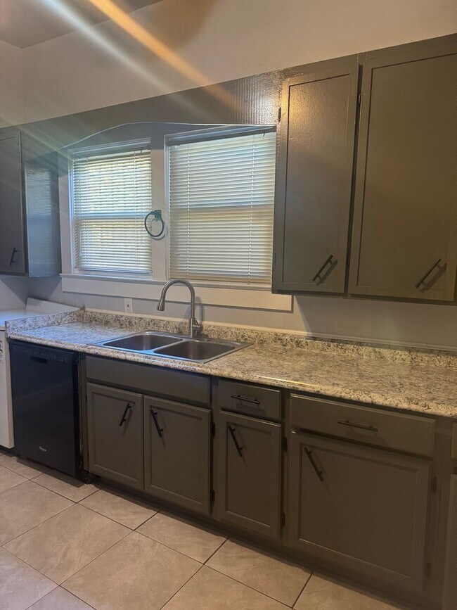 Building Photo - Downtown Greenville Home with a large fenc...