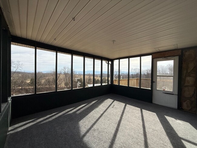 Building Photo - 5 Bedroom, 2 Bathroom Home in Greene County, TN