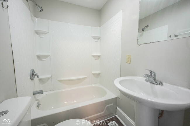 Building Photo - 323 W 40th St